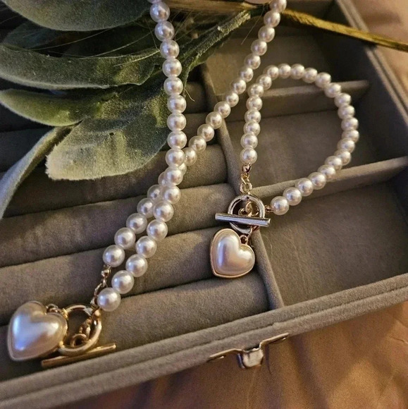 Pearl gold necklace with a matching bracelet. Heart pendant on both. - Picture 3 of 4